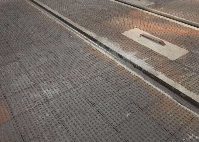 OEM Yüksek Kaliteli Kum Döküm Yüksek Sıcaklığa Dayanıklı Yer Karosu GG20 HT200 Gri Dökme Demir Malzeme